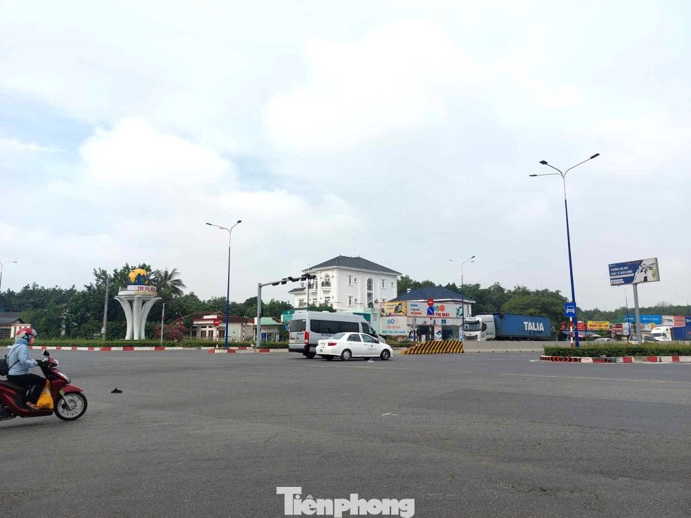 Ô tô được trộn làn trên đường Mỹ Phước Tân Vạn, bắt đầu từ điểm ngã tư giao với ĐT.741 (đường Nguyễn Văn Thành).