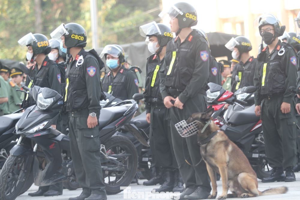 Cảnh khuyển sẽ hỗ trợ lực lượng Cảnh sát cơ động trong suốt quá trình thực hiện nhiệm vụ. Cảnh khuyển sẽ hỗ trợ lực lượng Cảnh sát cơ động trong suốt quá trình thực hiện nhiệm vụ.