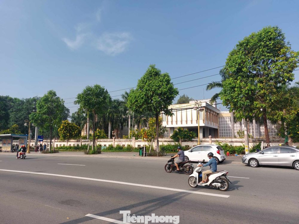 Bệnh viện Đa khoa tỉnh Bình Dương cổng chính nằm bên mặt tiền đường Phạm Ngọc Thạch, phường Hiệp Thành, TP.Thủ Dầu Một.