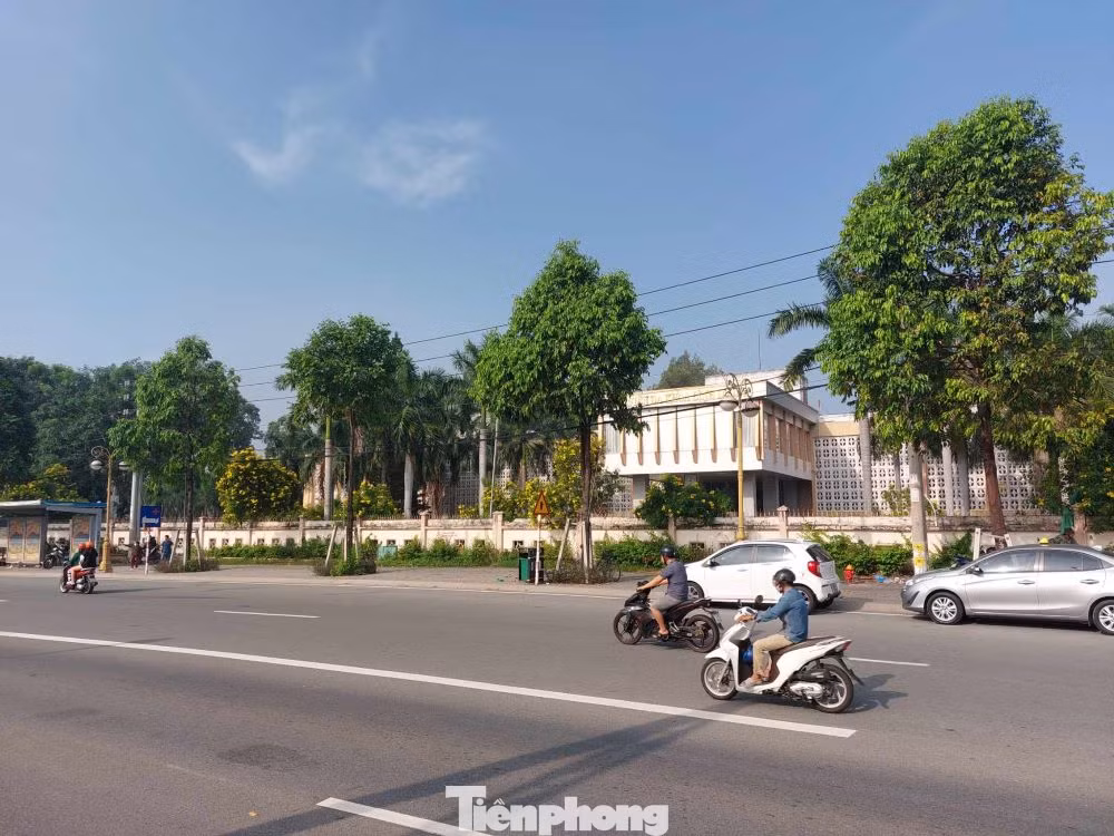 Bệnh viện Đa khoa tỉnh Bình Dương cổng chính nằm bên mặt tiền đường Phạm Ngọc Thạch, phường Hiệp Thành, TP.Thủ Dầu Một.