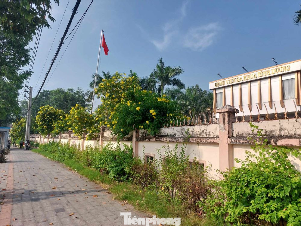 Bên ngoài cổng chính Bệnh viện Đa khoa tỉnh Bình Dương.