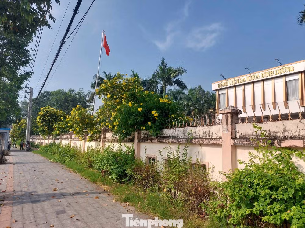 Bên ngoài cổng chính Bệnh viện Đa khoa tỉnh Bình Dương.