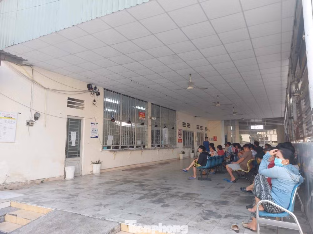 Khu đăng ký khám, chữa bệnh, thu phí khu vực cổng chính Bệnh viện Đa khoa tỉnh Bình Dương.