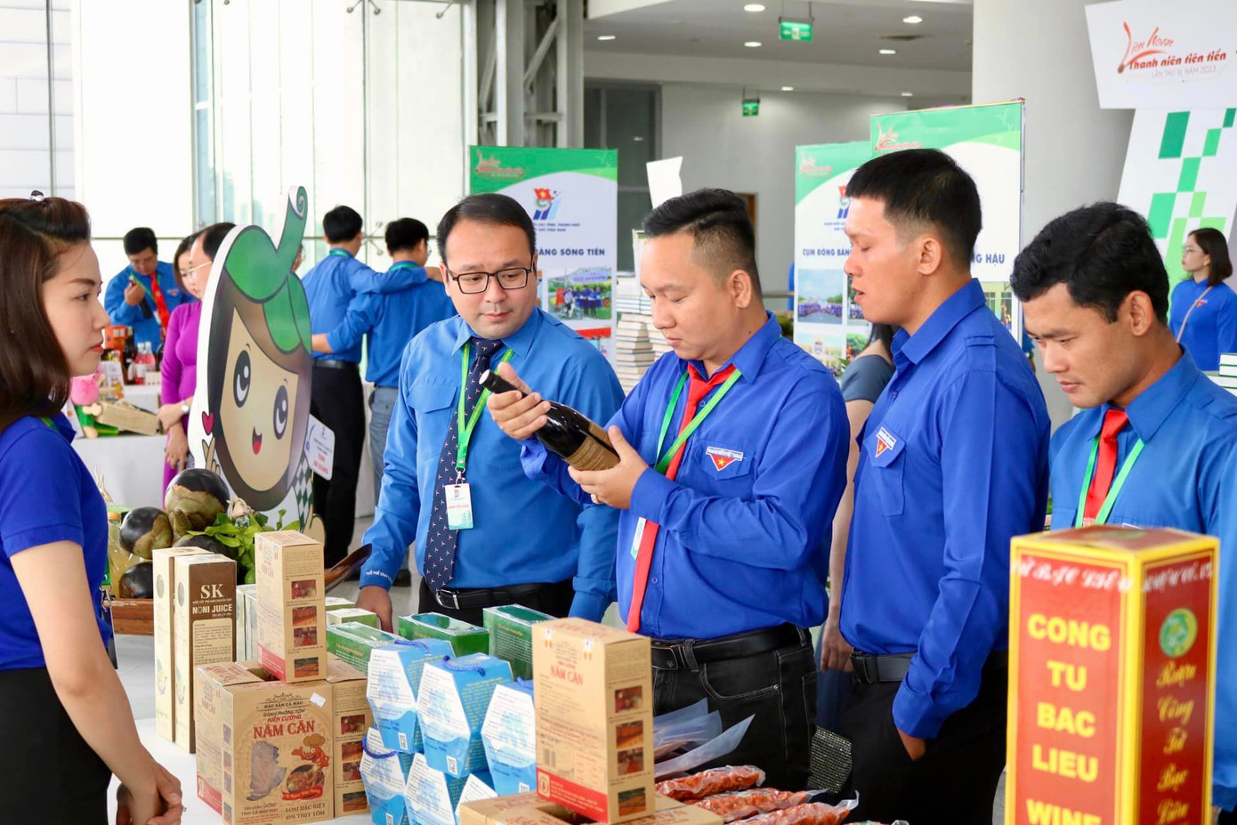 Các đại biểu tham quan khu trưng bày của Đoàn khối các cơ quan, doanh nghiệp tỉnh Cà Mau