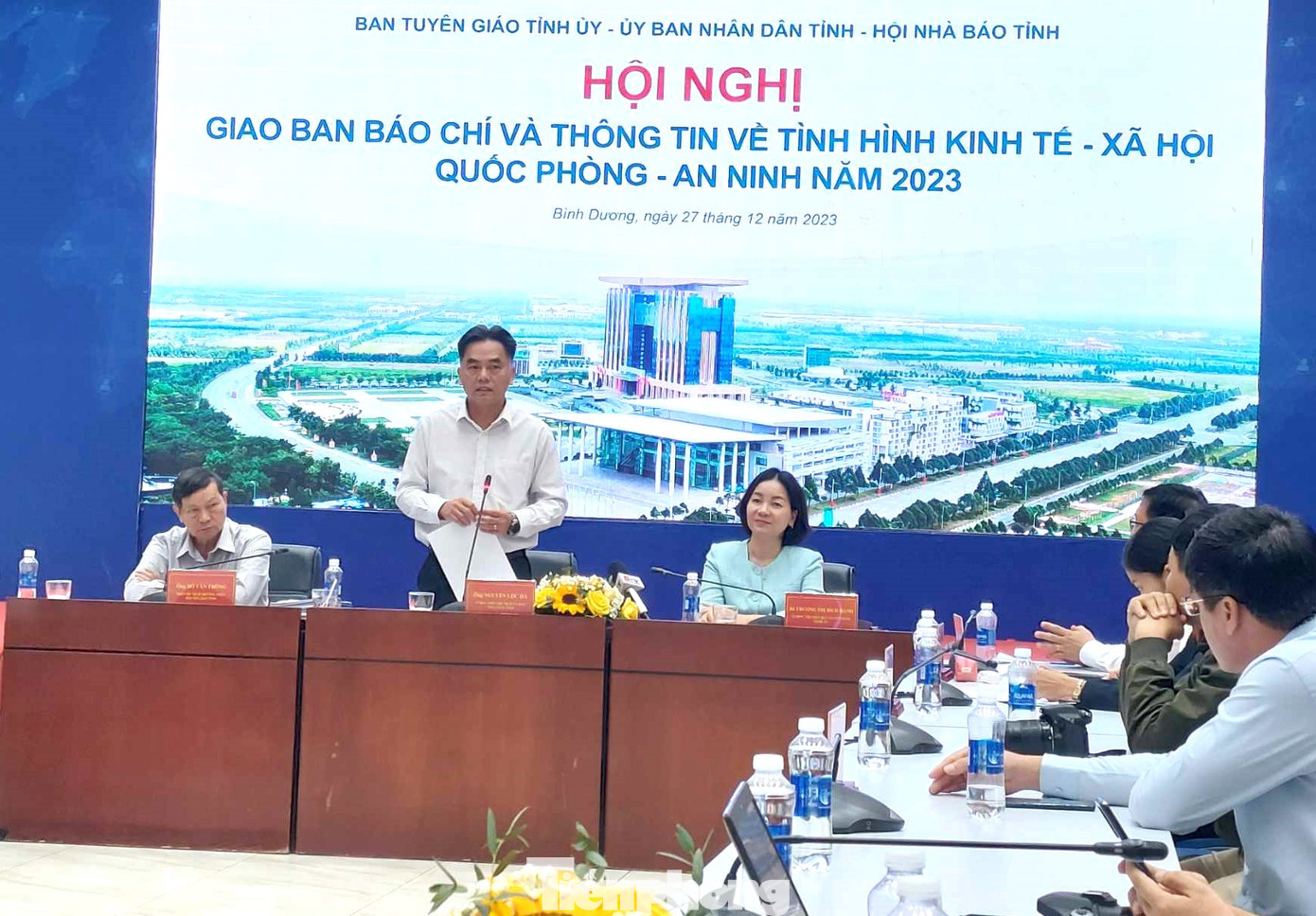 Chủ trì giao ban báo chí năm 2023 có ông Nguyễn Lộc Hà, Phó chủ tịch UBND tỉnh Bình Dương, bà Trương Thị Bích Hạnh, Trưởng ban Tuyên giáo Tỉnh ủy Bình Dương và ông Đỗ Văn Thông, Phó chủ tịch Thường trực Hội nhà báo tỉnh Bình Dương. Chủ trì giao ban báo chí năm 2023 có ông Nguyễn Lộc Hà, Phó chủ tịch UBND tỉnh Bình Dương, bà Trương Thị Bích Hạnh, Trưởng ban Tuyên giáo Tỉnh ủy Bình Dương và ông Đỗ Văn Thông, Phó chủ tịch Thường trực Hội nhà báo tỉnh Bình Dương.
