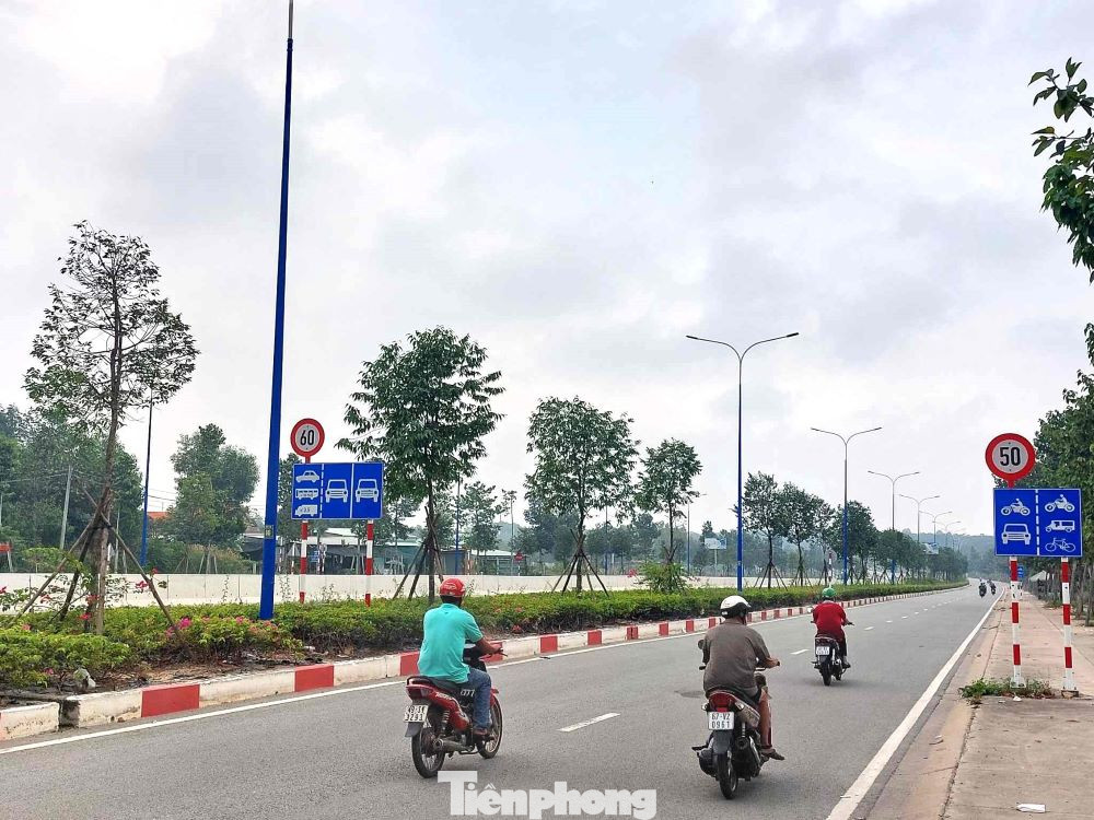 Đường Mỹ Phước Tân Vạn đoạn từ điểm cuối TP.Thủ Dầu Một đến huyện Bàu Bàng có tới 10 làn xe, trong đó 2 làn xe máy, ô tô loại 5 chỗ được phép di chuyển.