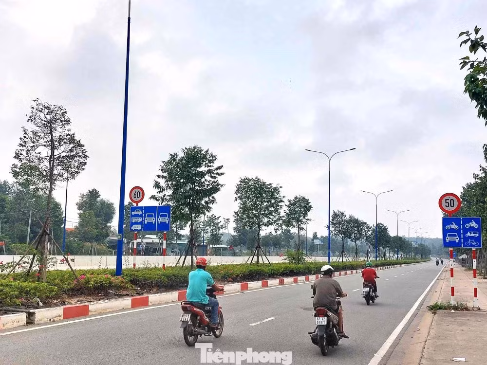 Đường Mỹ Phước Tân Vạn đoạn từ điểm cuối TP.Thủ Dầu Một đến huyện Bàu Bàng có tới 10 làn xe, trong đó 2 làn xe máy, ô tô loại 5 chỗ được phép di chuyển. Đường Mỹ Phước Tân Vạn đoạn từ điểm cuối TP.Thủ Dầu Một đến huyện Bàu Bàng có tới 10 làn xe, trong đó 2 làn xe máy, ô tô loại 5 chỗ được phép di chuyển.