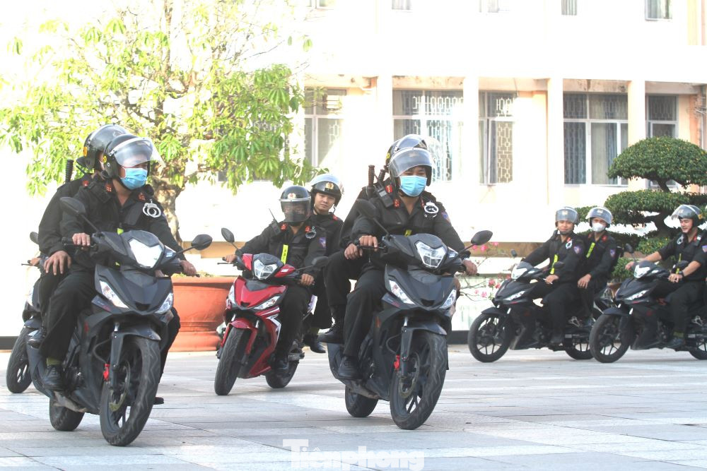 Lực lượng Cảnh sát cơ động sẽ hỗ trợ các đơn vị thực hiện tốt công tác đảm bảo an ninh trật tự. Lực lượng Cảnh sát cơ động sẽ hỗ trợ các đơn vị thực hiện tốt công tác đảm bảo an ninh trật tự.