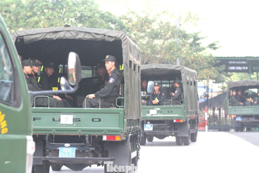 Chủ tịch UBND tỉnh Bình Dương Võ Văn Minh dự và phát lệnh toàn thể lực lượng Công an tỉnh nêu cao tinh thần cách mạng tiến công, đoàn kết nhất trí, nỗ lực cố gắng, vượt qua mọi khó khăn thử thách quyết tâm hoàn thành nhiệm vụ được giao; yêu cầu Thủ trưởng các đơn vị huy động tối đa lực lượng tập hợp, ra quân tấn công trấn áp tội phạm theo kế hoạch đã đề ra. Chủ tịch UBND tỉnh Bình Dương Võ Văn Minh dự và phát lệnh toàn thể lực lượng Công an tỉnh nêu cao tinh thần cách mạng tiến công, đoàn kết nhất trí, nỗ lực cố gắng, vượt qua mọi khó khăn thử thách quyết tâm hoàn thành nhiệm vụ được giao; yêu cầu Thủ trưởng các đơn vị huy động tối đa lực lượng tập hợp, ra quân tấn công trấn áp tội phạm theo kế hoạch đã đề ra.