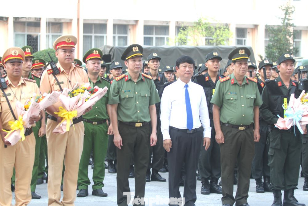 Chủ tịch UBND tỉnh Bình Dương Võ Văn Minh và lãnh đạo Công an tỉnh Bình Dương tặng hoa cán bộ chiến sĩ trong ngày ra quân trấn áp tội phạm. Chủ tịch UBND tỉnh Bình Dương Võ Văn Minh và lãnh đạo Công an tỉnh Bình Dương tặng hoa cán bộ chiến sĩ trong ngày ra quân trấn áp tội phạm.