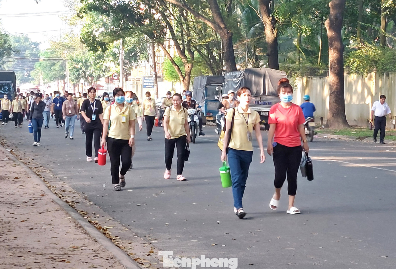 Công nhân đến nhà máy tại Bình Dương.