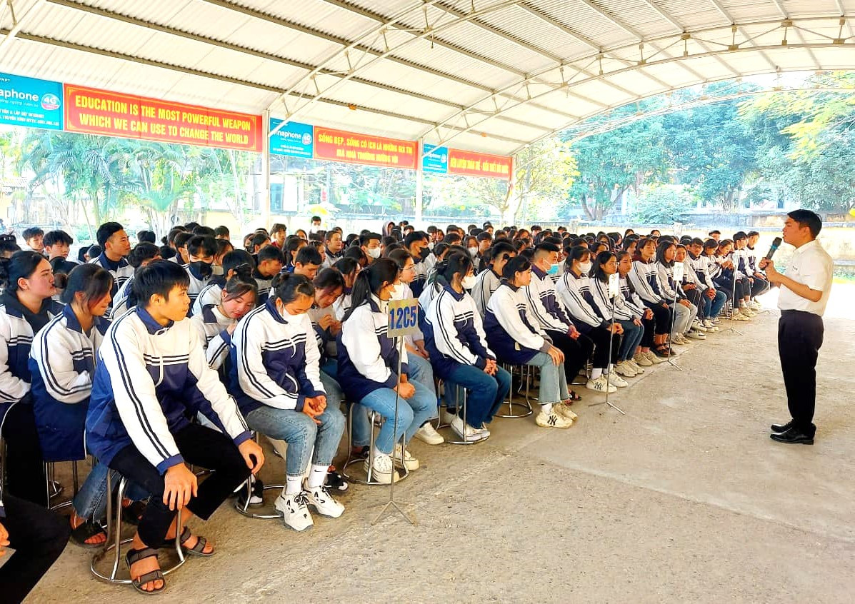 Các em học sinh tham dự chương trình "Định vị bản thân". Các em học sinh tham dự chương trình "Định vị bản thân".