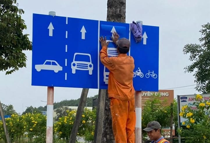 Lực lượng chức năng điều chỉnh biển báo trên đường Phạm Ngọc Thạch và Hùng Vương, cho phép ô tô được đi vào làn xe buýt, tránh ùn tắc giao thông.