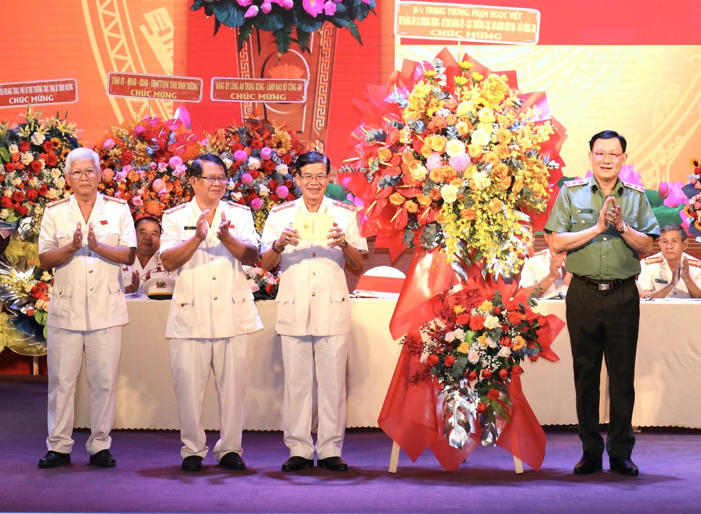 Trung tướng Phạm Ngọc Việt (bìa phải), Cục trưởng Cục An ninh nội địa, Bộ Công an chúc mừng Đại hội. Trung tướng Phạm Ngọc Việt (bìa phải), Cục trưởng Cục An ninh nội địa, Bộ Công an chúc mừng Đại hội.