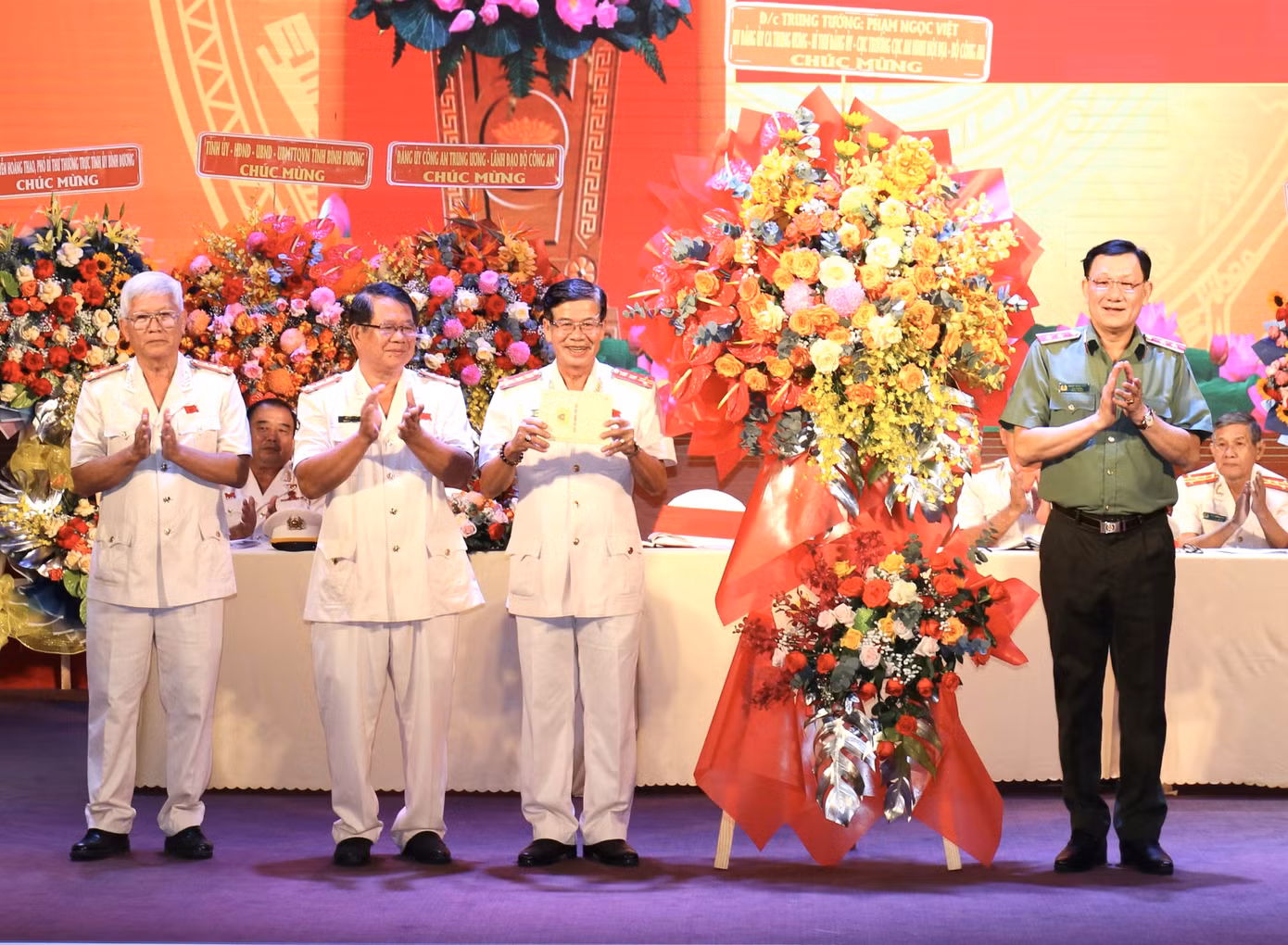 Trung tướng Phạm Ngọc Việt (bìa phải), Cục trưởng Cục An ninh nội địa, Bộ Công an chúc mừng Đại hội. Trung tướng Phạm Ngọc Việt (bìa phải), Cục trưởng Cục An ninh nội địa, Bộ Công an chúc mừng Đại hội.