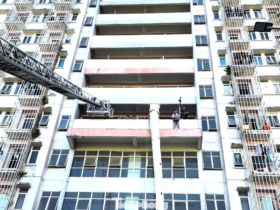 Các em thực hành kỹ năng thoát nạn, thoát hiểm khi có sự cố cháy xảy ra như: Di chuyển thoát nạn trong môi trường có khí độc; các động tác di chuyển người bị nạn cơ bản nhất, cách bảo vệ người và đường hô hấp trong quá trình thoát nạn. Các em thực hành kỹ năng thoát nạn, thoát hiểm khi có sự cố cháy xảy ra như: Di chuyển thoát nạn trong môi trường có khí độc; các động tác di chuyển người bị nạn cơ bản nhất, cách bảo vệ người và đường hô hấp trong quá trình thoát nạn.