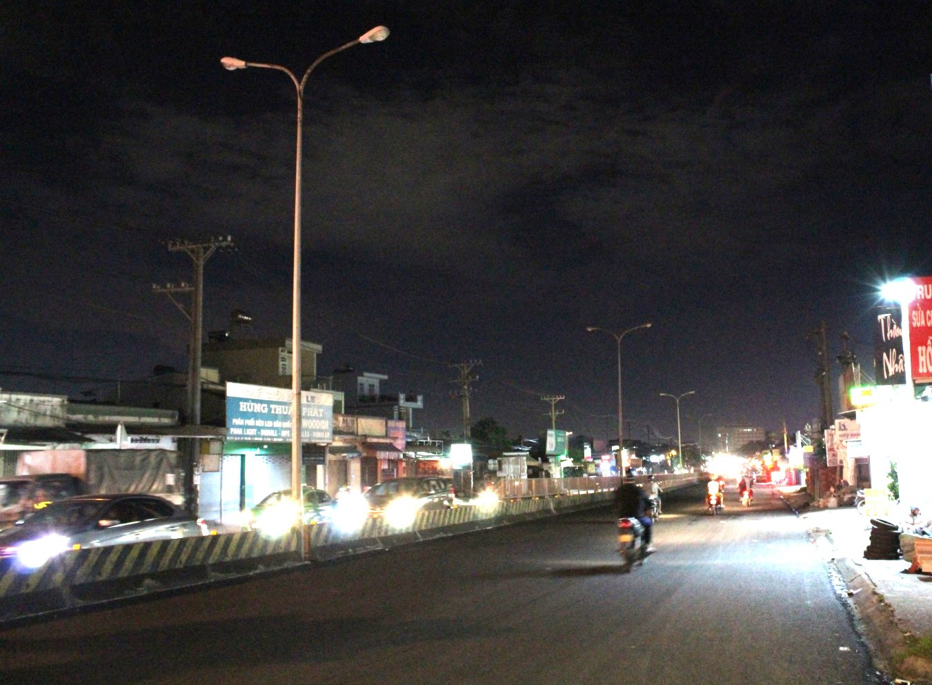 Sau khi ngừng thu phí, quốc lộ 1K không có đèn chiếu sáng. Sau khi ngừng thu phí, quốc lộ 1K không có đèn chiếu sáng.