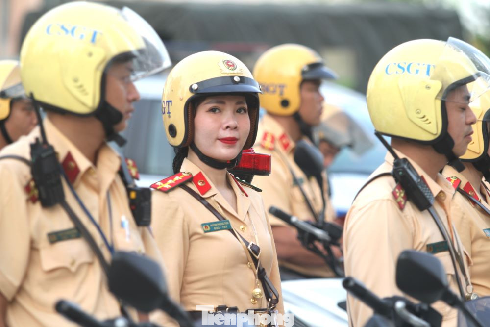 Cán bộ, chiến sĩ CSGT trong ngày ra quân trấn áp tội phạm. Cán bộ, chiến sĩ CSGT trong ngày ra quân trấn áp tội phạm.