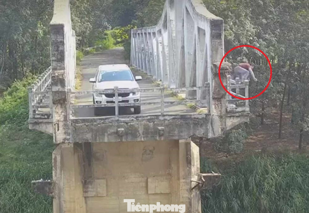 Người đàn ông nhảy xuống sông Bé Ảnh: Cắt từ clip Người đàn ông nhảy xuống sông Bé Ảnh: Cắt từ clip