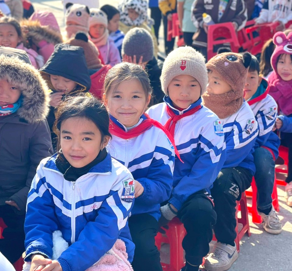 Chương trình đã trao 500 quyển vở và sổ tay tiếng Anh tiểu học cho các em đội viên của trường Tiểu học Trần Phú (huyện Na Rì, tỉnh Bắc Kạn), đem đến không khí ấm áp và tiếng cười cho các em trong những ngày đông gió lạnh. Chương trình đã trao 500 quyển vở và sổ tay tiếng Anh tiểu học cho các em đội viên của trường Tiểu học Trần Phú (huyện Na Rì, tỉnh Bắc Kạn), đem đến không khí ấm áp và tiếng cười cho các em trong những ngày đông gió lạnh.