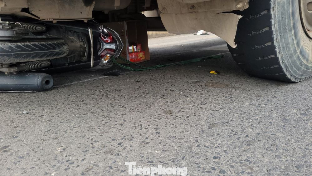 Xe máy nằm gọn dưới gầm xe bồn