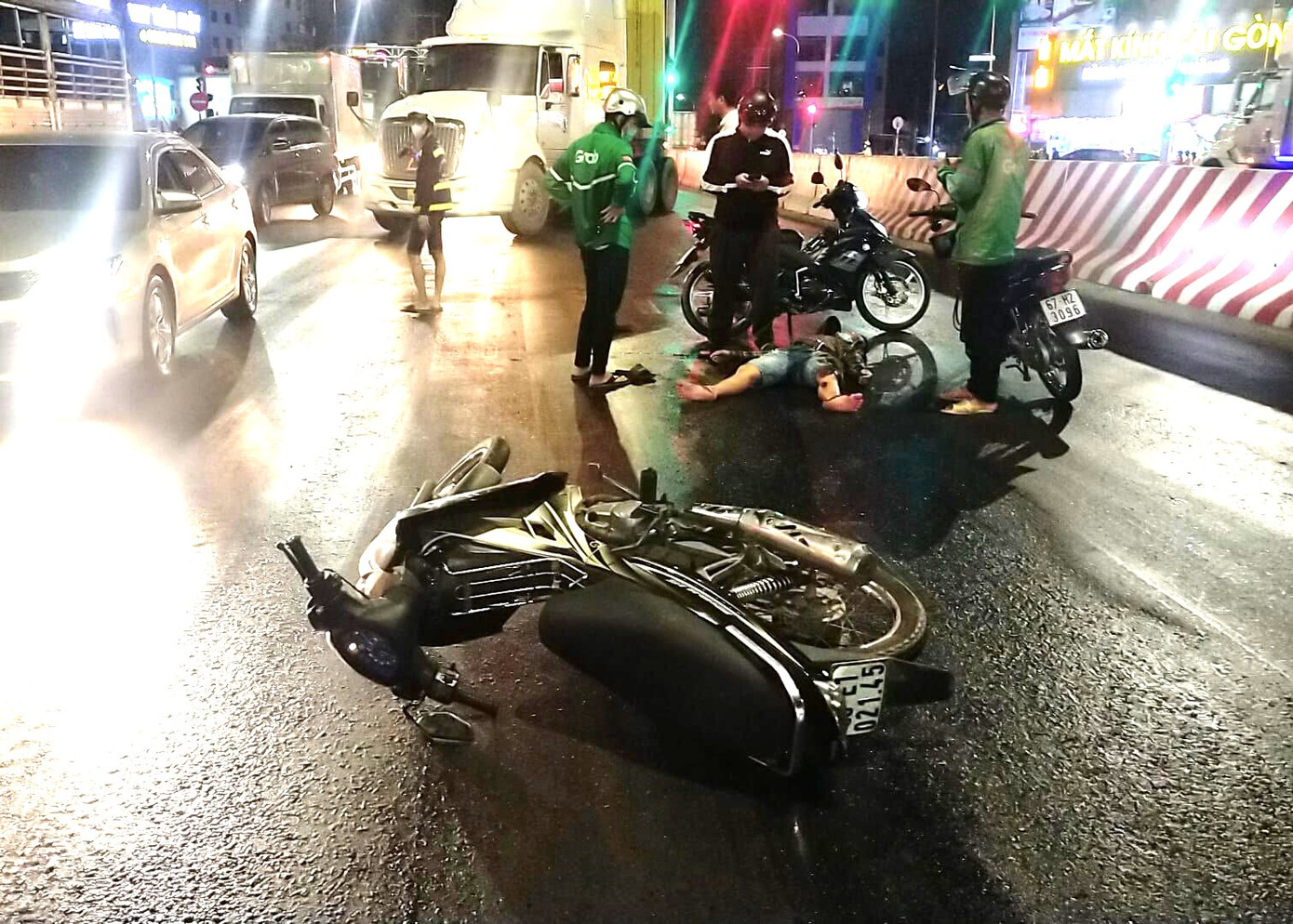 Nhiều người bị thương khi trượt ngã trên đường