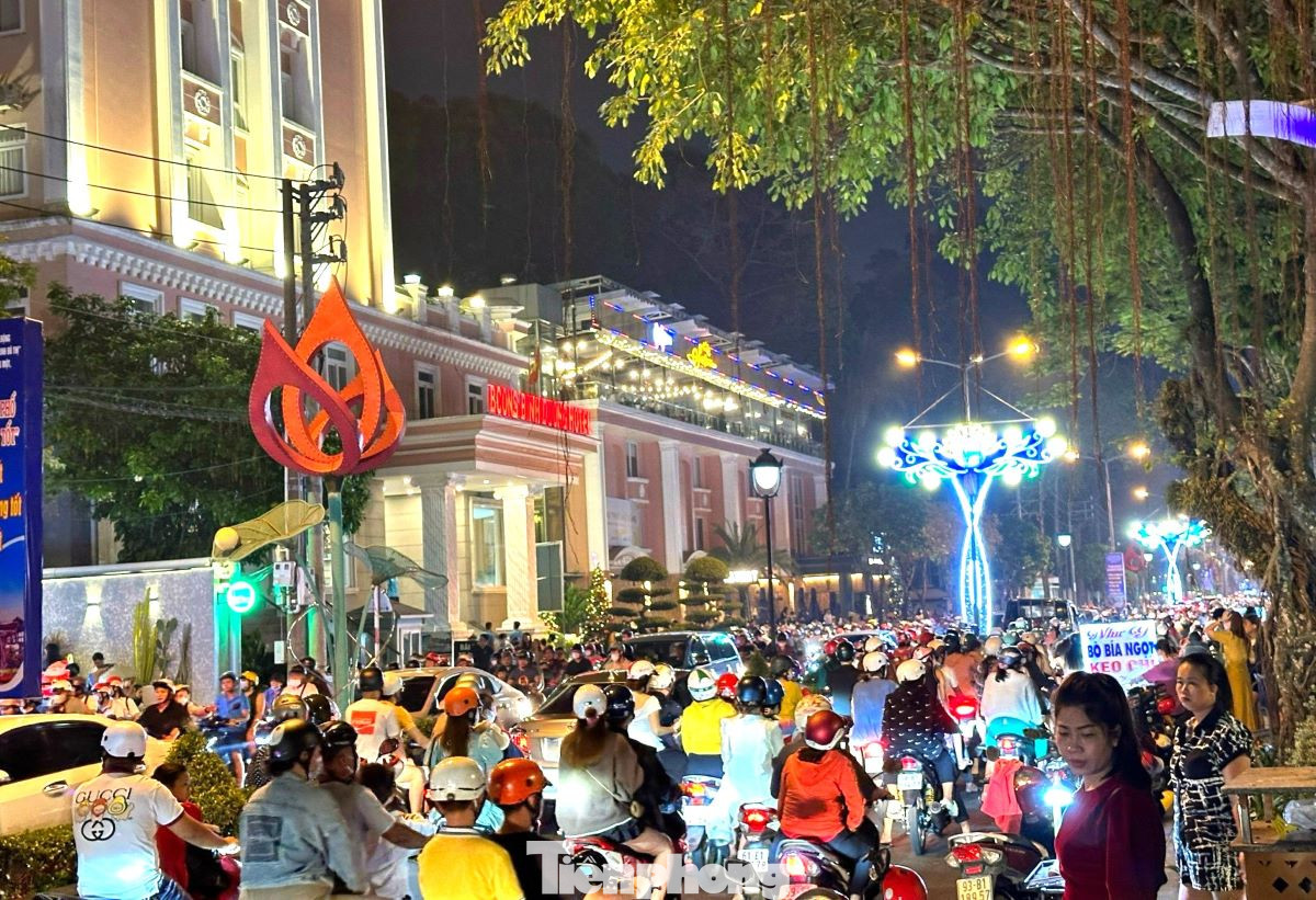 Đường Bạch Đằng, thành phố Thủ Dầu Một đông nghịt người.