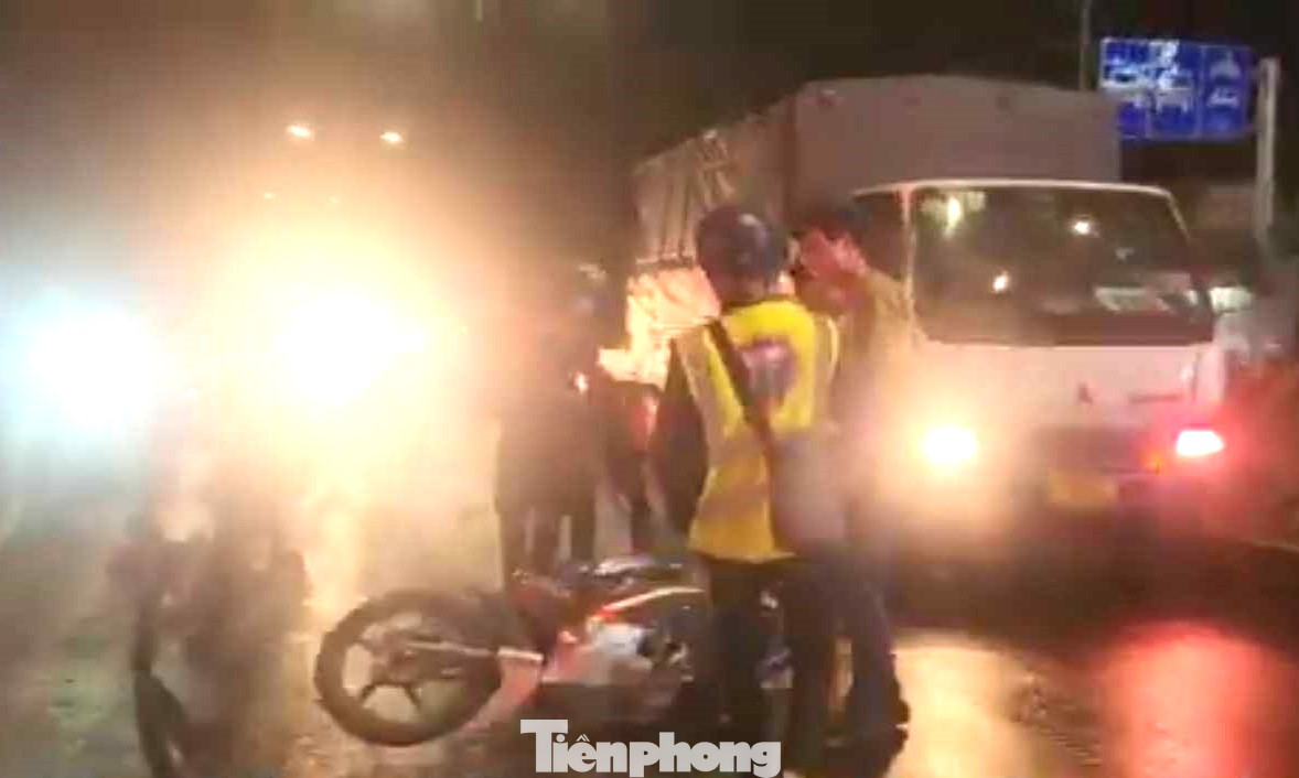 Một chiếc xe máy ngã lăn khi đang chạy