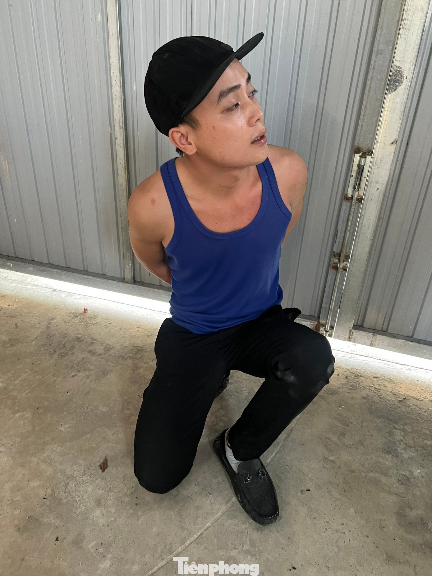 Nguyễn Khánh Vĩ bị bắt khi đang canh giữ nạn nhân ở nhà xưởng.