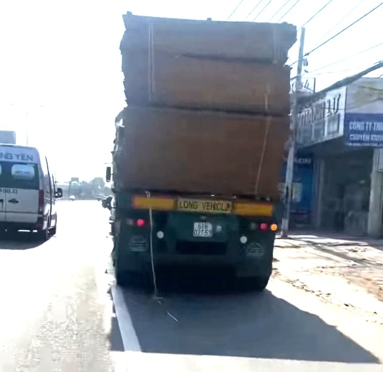 Xe đầu kéo chở đầy ván ép.