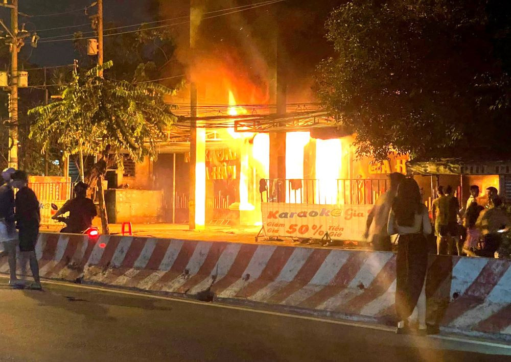 Lửa bốc cháy khu vực phía trước cơ sở karaoke. Lửa bốc cháy khu vực phía trước cơ sở karaoke.