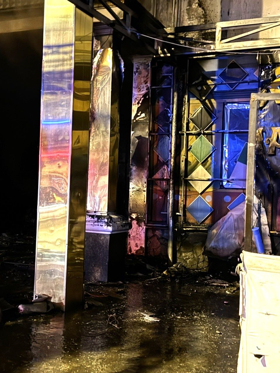 Bên trong cơ sở karaoke bị cháy. Bên trong cơ sở karaoke bị cháy.