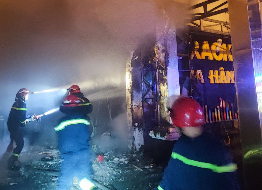 Lực lượng chức năng dập tắt đám cháy. Lực lượng chức năng dập tắt đám cháy.