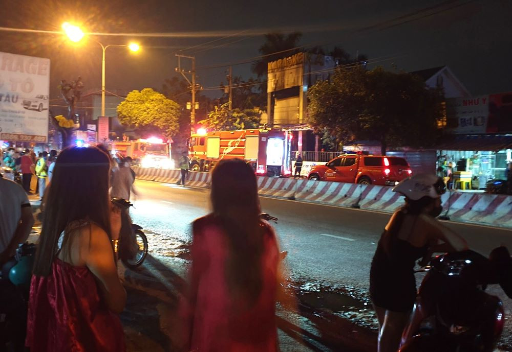 Ngay sau khi tiếp nhận tin báo, lực lượng PCCC nhanh chóng đến hiện trường. Ngay sau khi tiếp nhận tin báo, lực lượng PCCC nhanh chóng đến hiện trường.