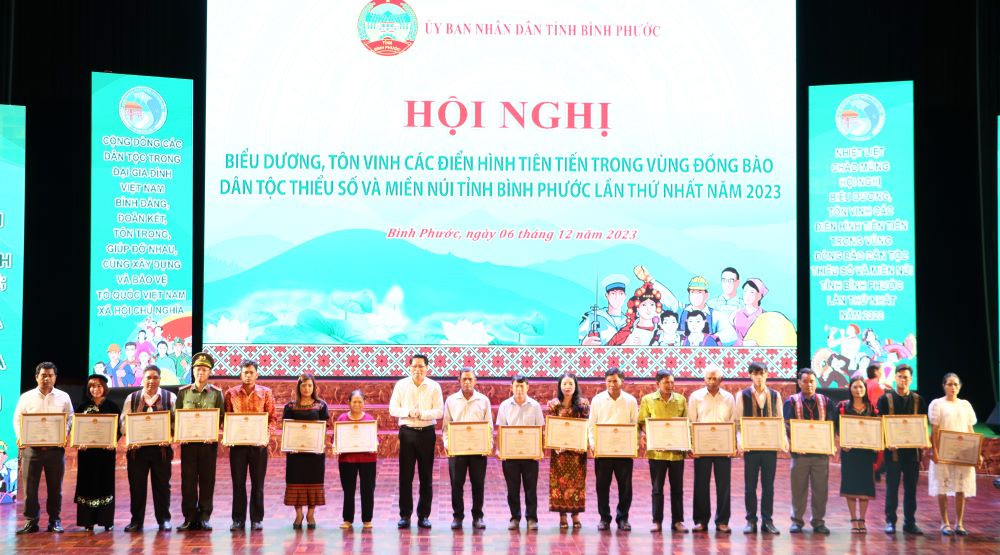 Tặng bằng khen tập thể, cá nhân điển hình tiên tiến trong vùng đồng bào DTTS và miền núi Tặng bằng khen tập thể, cá nhân điển hình tiên tiến trong vùng đồng bào DTTS và miền núi