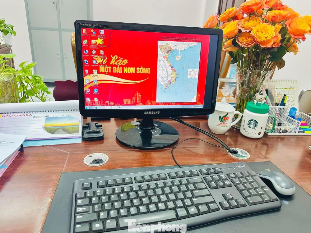 Bản đồ Việt Nam được đặt làm hình nền trên máy tính bàn làm việc của cán bộ, chiến sĩ công an. Bản đồ Việt Nam được đặt làm hình nền trên máy tính bàn làm việc của cán bộ, chiến sĩ công an.