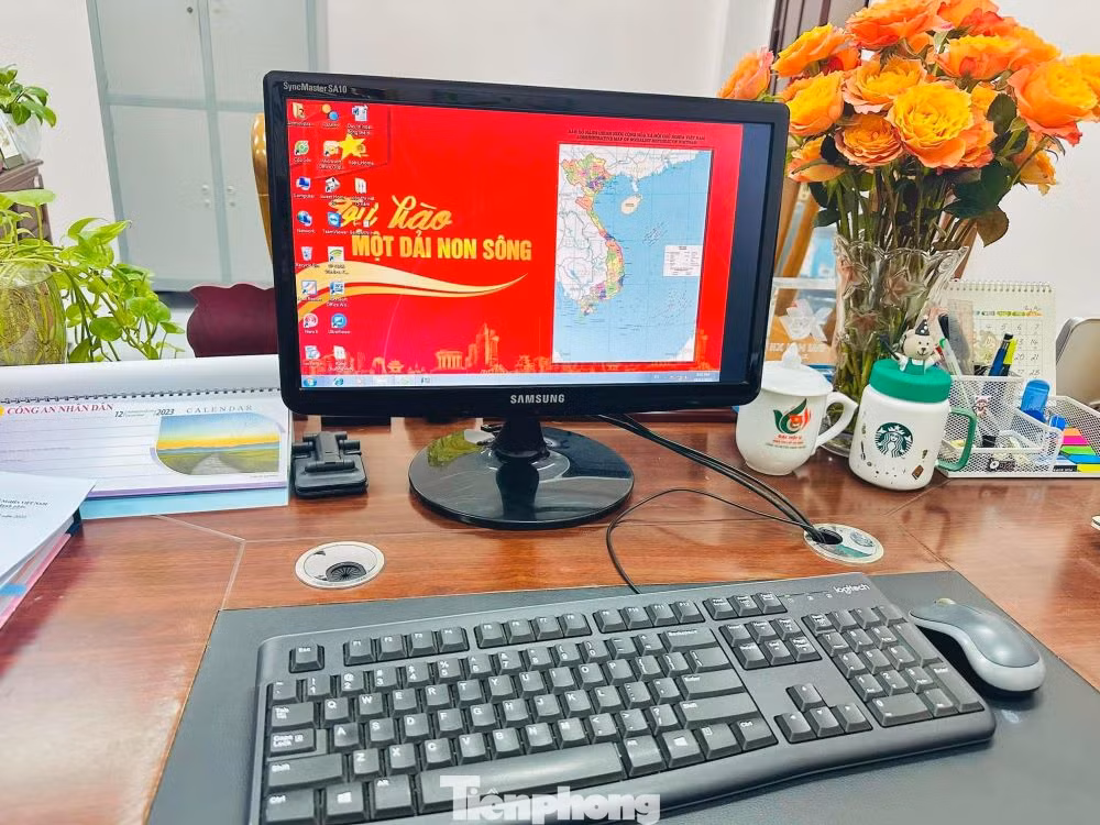 Bản đồ Việt Nam được đặt làm hình nền trên máy tính bàn làm việc của cán bộ, chiến sĩ công an.
