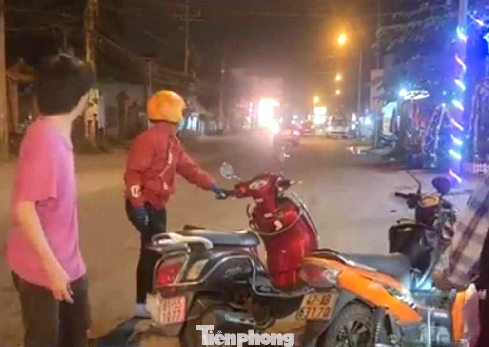 Hai chiếc xe máy bị trượt ngã được người dân hỗ trợ đưa vào lề