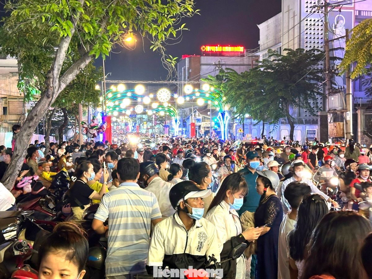 Đường Cách Mạng Tháng Tám trước Nhà thờ Chánh Tòa Phú Cường đông nghịt người.