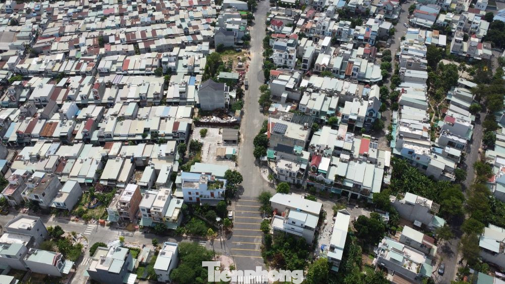 Đại diện UBND thành phố Dĩ An cho hay, thành phố đã có buổi làm việc với Công ty Cổ phần Đất Mới và yêu cầu doanh nghiệp phải hoàn thành các hạng mục còn lại được phê duyệt và hoàn thiện hồ sơ pháp lý liên quan dự án... từ đó làm cơ sở xem xét cấp GCNQSDĐ cho các hộ dân còn lại trong dự án.