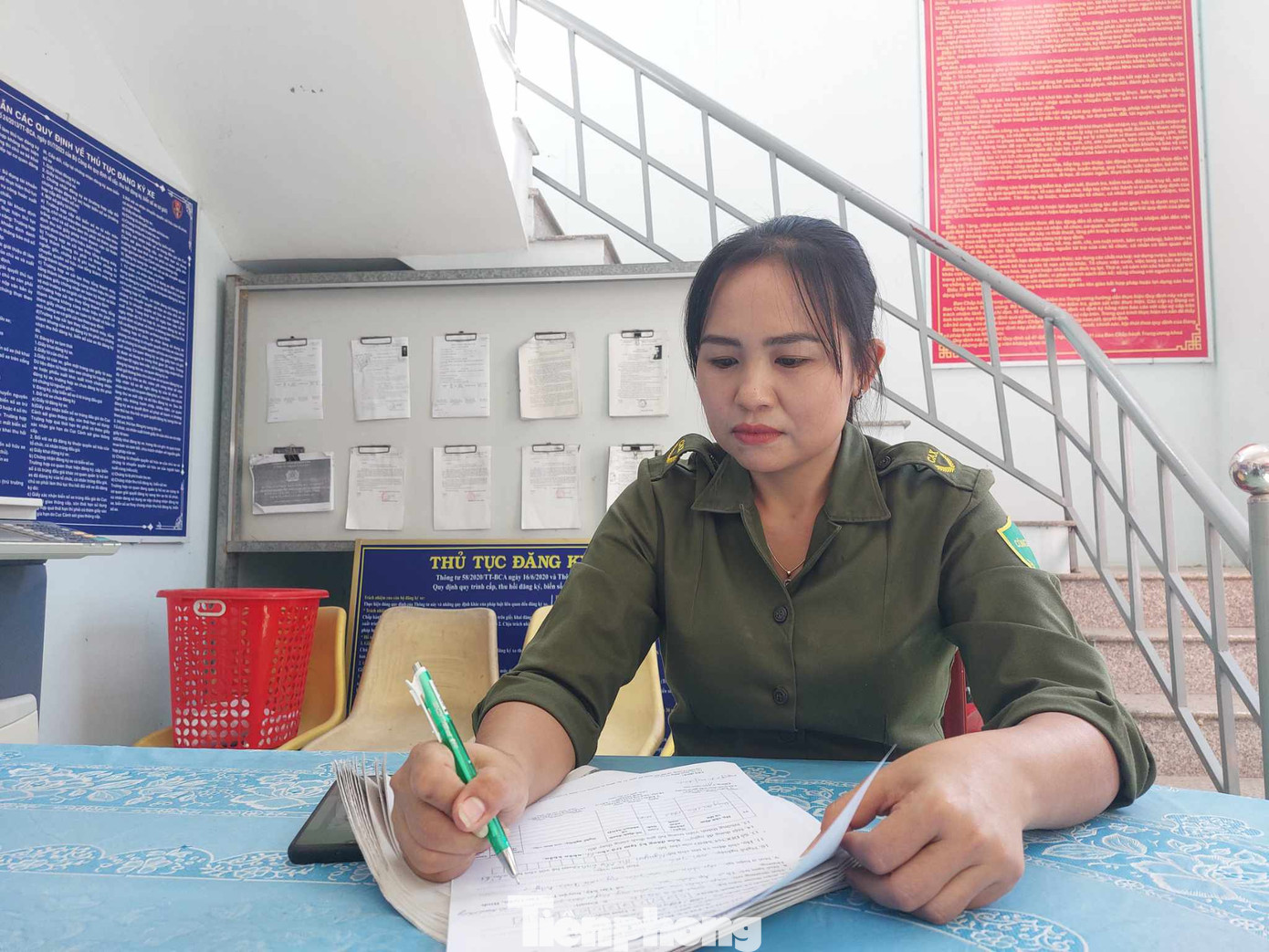 Trong thời gian chờ phát quân phục công an chính quy và quân hàm, chị Thu hiện tại đang mặc trang phục công an viên bán chuyên trách.