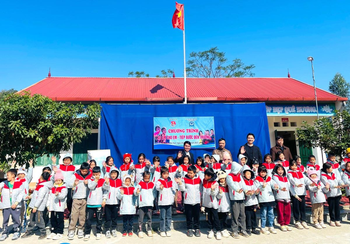 Thực hiện chương trình công tác Hội và phong trào thanh niên tỉnh Bình Dương năm 2023, CLB tiếng Anh vì cộng đồng tỉnh Bình Dương (thuộc Hội LHTN Việt Nam tỉnh Bình Dương) phối hợp cùng Tỉnh Đoàn - Hội Đồng Đội tỉnh Bắc Kạn; Tỉnh Đoàn - Hội LHTN Việt Nam tỉnh Tuyên Quang tổ chức chương trình “Tình nguyện mùa Đông” năm 2023 tại 2 tỉnh Bắc Kạn và Tuyên Quang. Thực hiện chương trình công tác Hội và phong trào thanh niên tỉnh Bình Dương năm 2023, CLB tiếng Anh vì cộng đồng tỉnh Bình Dương (thuộc Hội LHTN Việt Nam tỉnh Bình Dương) phối hợp cùng Tỉnh Đoàn - Hội Đồng Đội tỉnh Bắc Kạn; Tỉnh Đoàn - Hội LHTN Việt Nam tỉnh Tuyên Quang tổ chức chương trình “Tình nguyện mùa Đông” năm 2023 tại 2 tỉnh Bắc Kạn và Tuyên Quang.