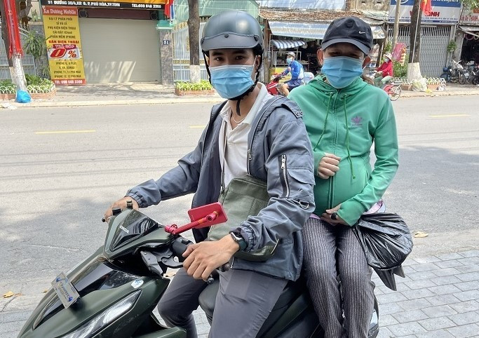 Anh Lê Thanh Trung chở chị Dung mang song thai đến bệnh viện.