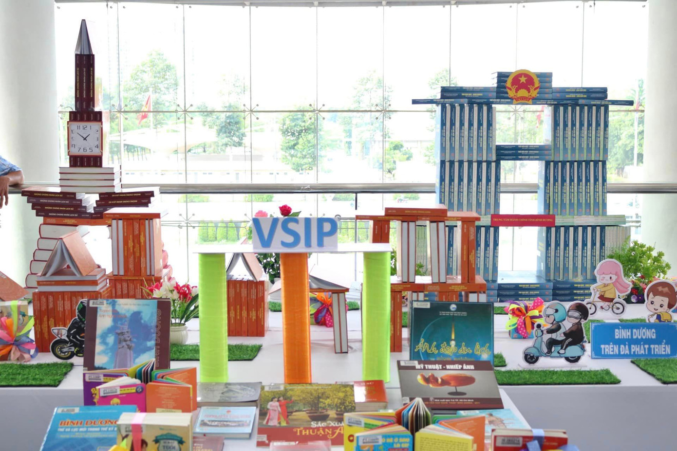 Mô hình biểu tượng của tỉnh Bình Dương do các bạn đoàn viên thanh niên thực hiện