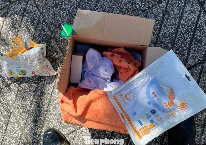 Thùng giấy đặt thi thể trẻ sơ sinh