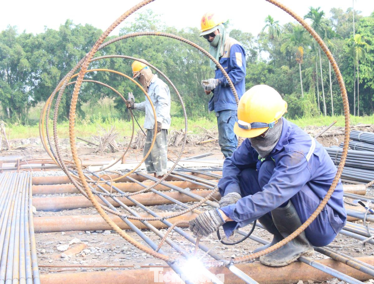 Đại diện đơn vị thi công cho biết, từ ngày cuối tháng 10/2023 đến nay, công trường triển khai thi công ca ngày và ca đêm, tập trung thiết bị máy móc, vật liệu để khoan nhồi, đắp cống và đào chuẩn bị làm bệ để lên thân bệ trụ.