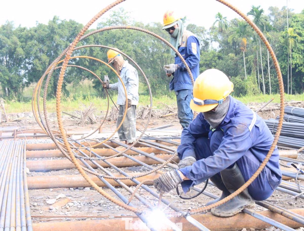 Đại diện đơn vị thi công cho biết, từ ngày cuối tháng 10/2023 đến nay, công trường triển khai thi công ca ngày và ca đêm, tập trung thiết bị máy móc, vật liệu để khoan nhồi, đắp cống và đào chuẩn bị làm bệ để lên thân bệ trụ.