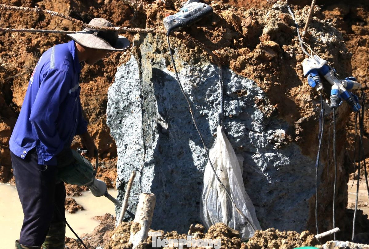 Công nhân tháo dỡ khối bê tông tại khu vực nút giao Bình Chuẩn.