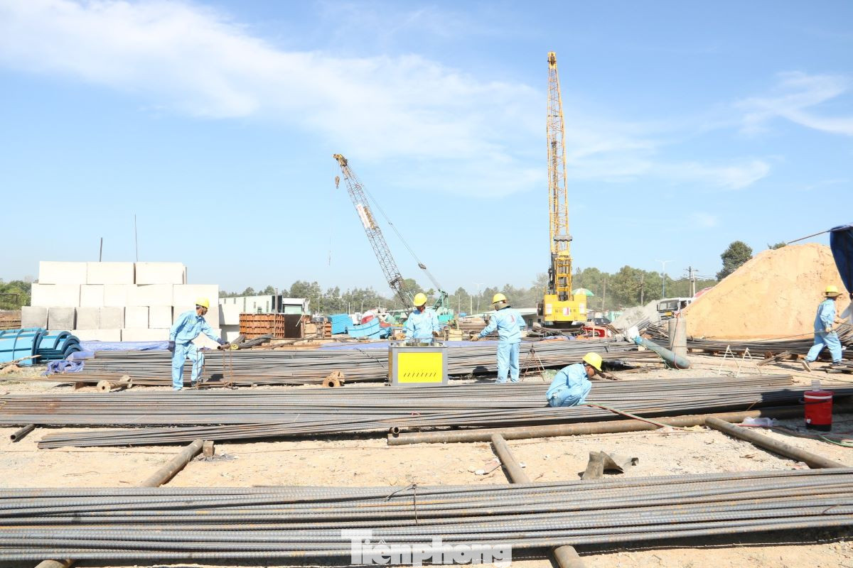 Tại khu khu vực cầu vượt sông Sài Gòn nối Bình Dương và TPHCM, đơn vị thi công đang đẩy nhanh tiến độ, thực hiện công đoạn nhồi cọc.