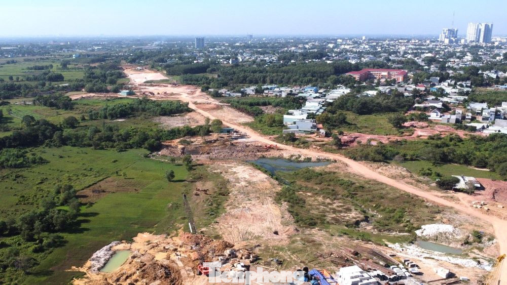 Nút giao Bình Chuẩn là điểm giao thông quan trọng, có nhiều xe tải, xe container qua lại. Ngoài cầu vượt, nút giao Bình Chuẩn sẽ được đầu tư cả hầm chui và đường song hành để tránh ùn tắc và tai nạn giao thông.